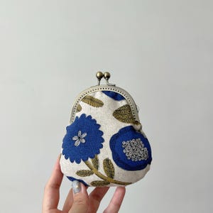 Monedero de tela con cierre de beso cosido a mano - Monedero pequeño hecho a mano - Ideas de regalo - Monedero floral azul