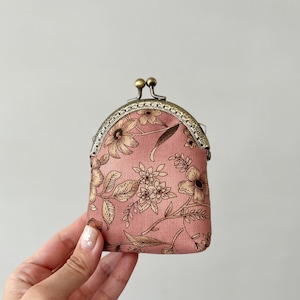 Monedero con cierre de beso cosido a mano - Bolsa de tela rosa - Monedero pequeño hecho a mano - Ideas de regalo - Monedero vintage rosa con flores