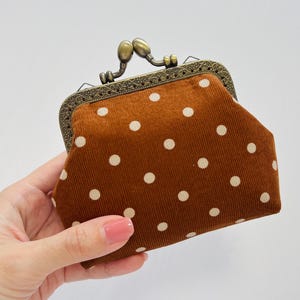 Sac à main Kiss Lock cousu main - sac à main vintage en tissu velours côtelé marron - idées cadeaux - accessoire décontracté fait main sac à main - porte-monnaie à pois