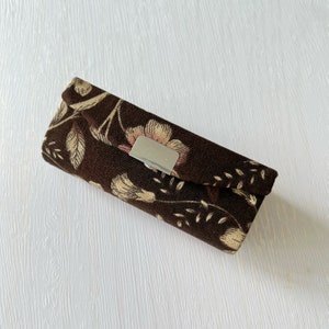 Handgefertigtes Accessoires Etui aus Baumwolle - Oma Braun Garten Blumen Lippenstift Halter mit Spiegel - Einzigartiges Make Up Zubehör - Erinnerungs Geschenk Ideen