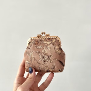 Porte-monnaie cousu main avec cadenas Kiss - Pochette pour accessoires floraux faits main jardin brun vieux - Idées cadeaux - Porte-monnaie décontracté Faily