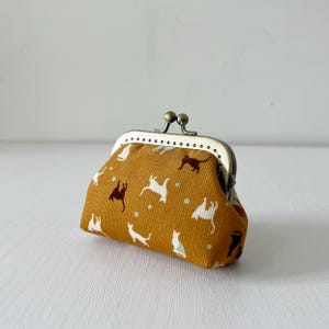 Monedero con cierre de beso cosido a mano - Monedero Gamboge de pana amarilla con gatos - Estuche para accesorios hecho a mano - Ideas para regalos