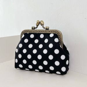 Monedero con cierre de beso cosido a mano - Bolsa de tela con lunares negros - Monedero para accesorios - Cartera hecha a mano - Ideas para regalos