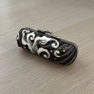 Handgefertigtes Lippenstift Etui - Vintage Lippenstift Etui mit Spiegel - Kiss Lock Lippenstift Etui - Black Sea Wave