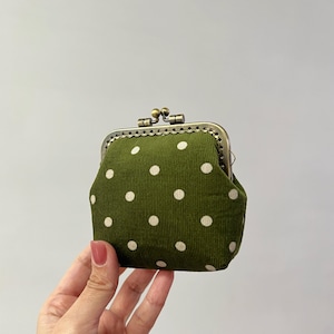 Porte-monnaie cousu main avec cadenas Kiss - vieux sac à main en velours côtelé vert - idées cadeaux - sac à main décontracté fait main - porte-monnaie vert olive vintage