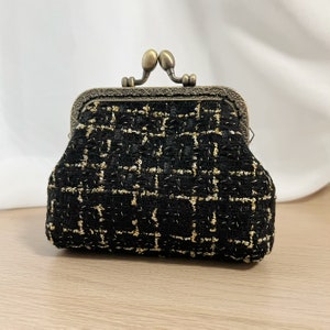 Monedero con cierre de beso cosido a mano - Bolsa de tela bouclé negra y textil dorado - Ideas de regalo - Cartera hecha a mano - Accesorio casual diario