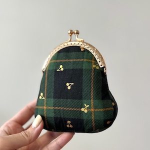 Monedero de algodón con cierre de beso cosido a mano - Estuche para accesorios casuales de diario - Monedero pequeño hecho a mano - Ideas de regalo - Tartán verde y negro con cerezas doradas