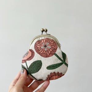 Monedero de tela con cierre de beso cosido a mano - Monedero pequeño hecho a mano - Ideas de regalo - Monedero floral rosa