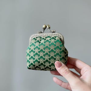 Monedero de tela con escamas verdes - Monedero vintage con cierre de beso cosido a mano - Estuche para accesorios - Billetera pequeña hecha a mano - Ideas para regalos