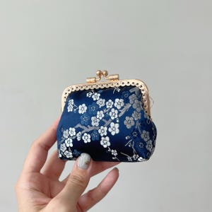 Porte-monnaie cousu main avec cadenas Kiss - Petite pochette pour accessoires - Cerisiers en fleurs bleus - Cadeaux d'anniversaire
