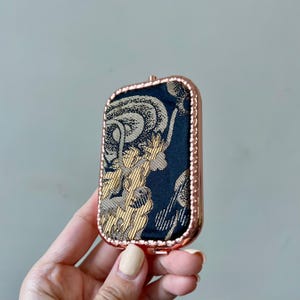 Handgemachter Taschenspiegel aus Stoff - Doppelseitiger Taschenspiegel - Black Dragon Makeup Zubehör - Einzigartige Geschenkideen