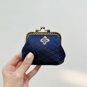 Monedero con cierre de beso cosido a mano - Pequeño estuche azul real para accesorios - Cartera hecha a mano - Regalos de cumpleaños - Ideas de regalos únicas