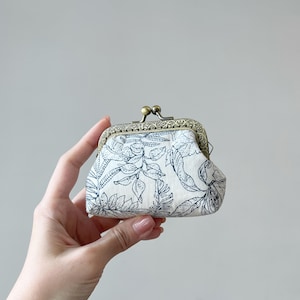 Porte-monnaie cousu main avec cadenas Kiss - pochette accessoire floral fait main style vintage forêt tropicale - idées cadeaux - porte-monnaie blanc