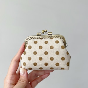 Monedero con cierre de beso cosido a mano - Monedero de algodón con lunares dorados - Bolsa para accesorios hecha a mano - Ideas de regalo