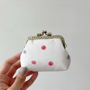 Monedero con cierre de beso cosido a mano - Monedero de pana con lunares de colores - Estuche para accesorios hecho a mano - Ideas de regalo