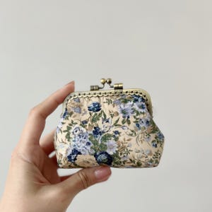 Porte-monnaie cousu main avec cadenas Kiss - Pochette pour accessoires floraux faits main jardin brun vieux - Idées cadeaux - Porte-monnaie en tissu
