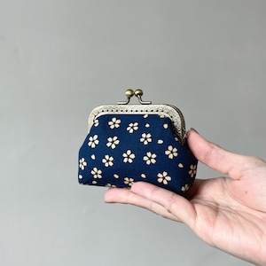 Porte-monnaie cousu main avec cadenas Kiss - pochette accessoire floral fait main fleurs de cerisier bleu de style vintage - idées cadeaux - porte-monnaie en tissu Sakura
