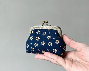 小銭入れ 花柄ホワイト 花柄コインケース：ブルー＆ホワイトコットン、パール留め - Etsy 日本