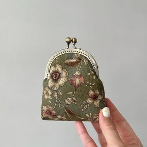 Monedero con cierre de beso cosido a mano - Bolsa de tela rosa - Monedero pequeño hecho a mano - Ideas de regalo - Monedero vintage rosa con flores