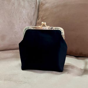 Sac à main Kiss Lock cousu main - Sac de soirée en tissu de flanelle de velours noir de style vintage avec chaîne - Accessoire de sac à main - Pochette faite main - Idées cadeaux