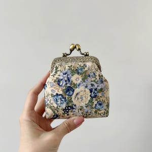 Monedero con cierre de beso cosido a mano - Bolsa para accesorios hecha a mano con flores de jardín marrón antiguo - Ideas de regalo - Monedero de tela