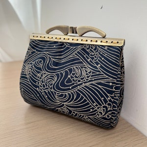 Monedero con cierre de beso cosido a mano - Monedero de tela de algodón con olas del mar azul oscuro - Estuche para accesorios casuales de uso diario - Ideas de regalo únicas - Billetera hecha a mano