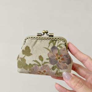 Monedero con cierre de beso cosido a mano - Monedero vintage beige con detalles de bosque - Ideas de regalo - Monedero beige