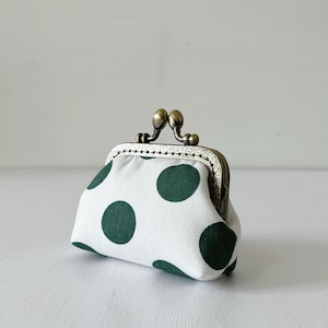 Monedero de algodón con cierre de beso cosido a mano - Monedero de lunares verdes - Bolsa para accesorios hecha a mano - Ideas de regalo
