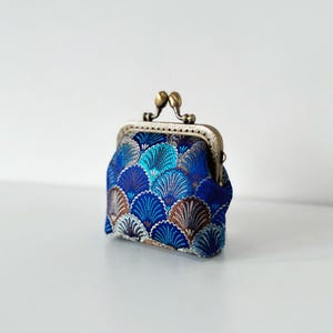 Porte-monnaie cousu main avec cadenas Kiss - Petite pochette pour accessoires - Motifs de coquillages bleus - Cadeaux d'anniversaire - Idées cadeaux