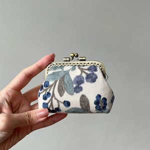 Monedero de tela de algodón con estampado de arándanos - Monedero con cierre de beso cosido a mano - Bolsa para accesorios hecha a mano - Ideas para regalos