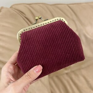 Sac à main Kiss Lock cousu main - sac à main vintage en tissu velours côtelé rouge - idées cadeaux - accessoire décontracté fait main sac à main - sac à main rayé rouge