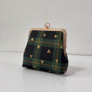 Sac à main à bandoulière Kiss Lock cousu main style vintage tartan noir et vert - Pochette pour accessoires faite main - Idées cadeaux