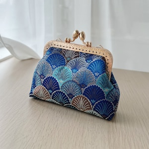 Monedero con cierre de beso cosido a mano - Bolsa de tela con estampado de conchas azules - Monedero para accesorios - Cartera hecha a mano - Ideas de regalo
