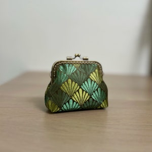 Monedero con cierre de beso cosido a mano - Pequeño bolso para accesorios con estampado de conchas verdes de sirena - Billetera hecha a mano - Ideas de regalo únicas