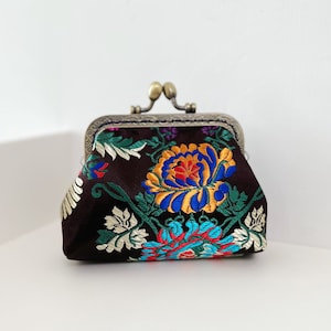 Monedero con cierre de beso cosido a mano - Bolsa de tela con patrón único de flores de mandala negras - Monedero accesorio - Billetera hecha a mano - Ideas para regalos