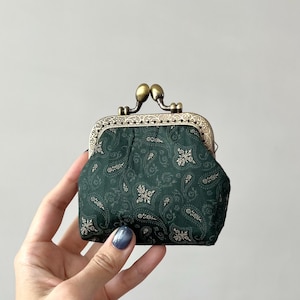 Pochette cousue main avec cadenas Kiss - Sac à main en coton vert foncé à motif mandalas décontracté quotidien - Cadeaux d'anniversaire - Porte-monnaie carré