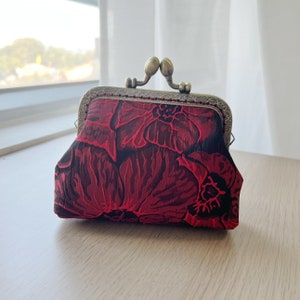 Monedero con cierre de beso cosido a mano - Bolsa con flores negras y rojas - Monedero accesorio - Billetera hecha a mano - Ideas para regalos