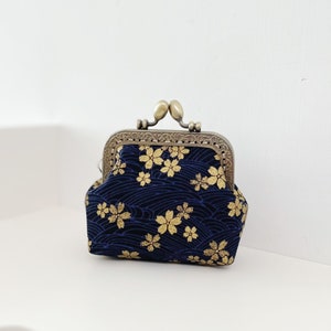 Pochette cousue main avec cadenas Kiss - Porte-monnaie en coton bleu sakura décontracté quotidien - Cadeaux d'anniversaire - Idées cadeaux originales