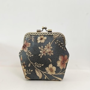 Porte-monnaie cousu main avec cadenas Kiss - Fleurs du jardin bleu vieux village - Pochette pour accessoires faite main - Idées cadeaux