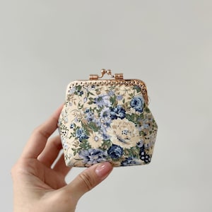 Monedero con cierre de beso cosido a mano - Bolsa para accesorios hecha a mano con flores de jardín marrón antiguo - Ideas de regalo - Monedero de tela