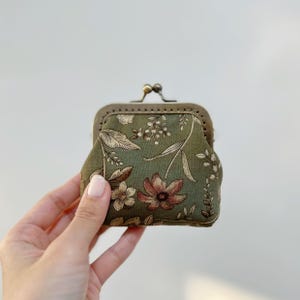 Porta-moedas com fecho Kiss Lock costurado à mão - Bolsa de acessórios artesanais com estampa floral Old Green Garden - Ideias para presentes - Bolsa de moedas casual