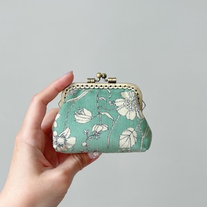 Porte-monnaie Kiss Lock cousu main - Porte-monnaie en velours côtelé floral vert menthe - Pochette pour accessoires faite main - Idées cadeaux