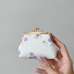 Monedero con cierre de beso cosido a mano - Monedero de pana con estampado floral de conejito blanco lila - Estuche para accesorios hecho a mano - Ideas de regalo