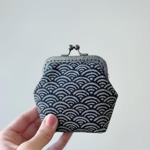 Porte-monnaie Kiss Lock fait main - Motif vagues bleu foncé - Pochette en tissu cousue main - Cadeau d'anniversaire - Idée cadeau spéciale