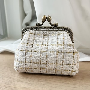 Monedero con cierre de beso cosido a mano - Bolsa de tela bouclé blanca - Ideas de regalo - Cartera hecha a mano - Accesorio casual diario