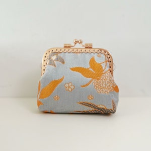Porte-monnaie Kiss Lock fait main - Motif floral orange gris hirondelle - Pochette à langer cousue main - Idées cadeaux uniques