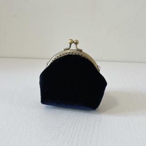 Monedero pequeño hecho a mano con cierre de beso - Ideas de regalo - Monedero vintage de terciopelo azul