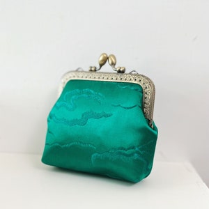 Monedero con cierre de beso cosido a mano - Bolsa de tela de brocado de nube verde - Monedero accesorio - Billetera hecha a mano - Ideas para regalos