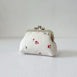 Porte-monnaie Kiss Lock cousu main - Porte-monnaie simple en coton blanc cerises - Porte-monnaie accessoire fait main - Idées cadeaux