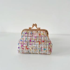 Monedero con cierre de beso cosido a mano - Bolsa de tela bouclé roja y beige - Ideas de regalo - Cartera hecha a mano - Accesorio casual diario